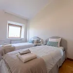 Cisneros Family House Garden Pool & Kids Area בית נופש