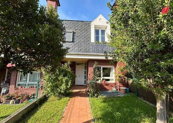 Cisneros Family House Garden Pool & Kids Area Hébergement de vacances *